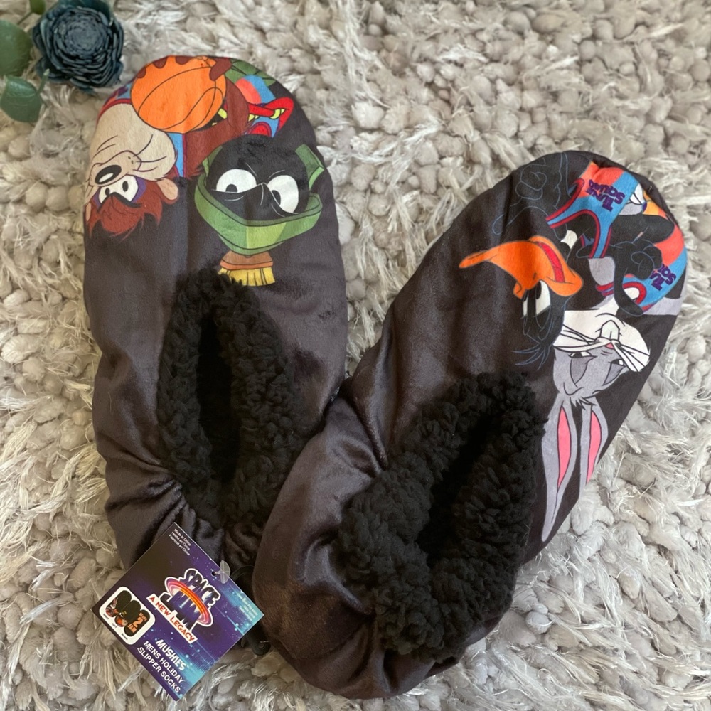 New with tags MEN’S SPACE JAM A new Legacy Mushies Slipper socks. Super Comfy!